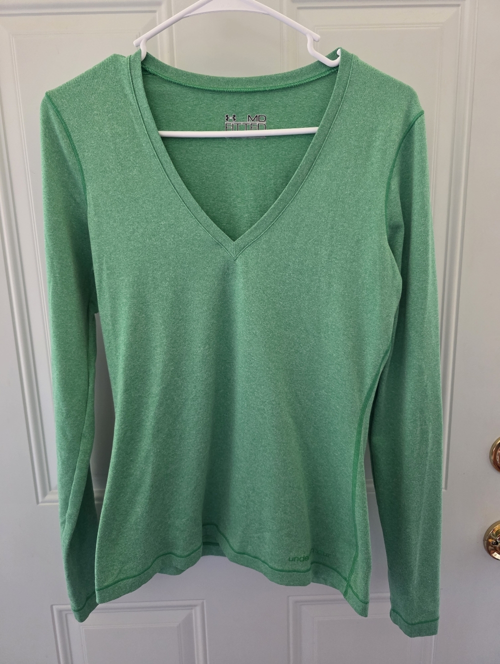 Under Armour Women's Long Sleeve V-Neck Top Size Medium